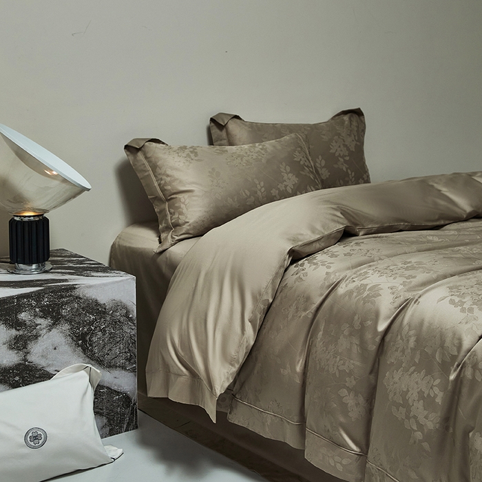 91家纺网 家纺一手货源 找家纺 群鹿蚕丝羽绒馆 2025新款100%全棉高支高密100S花边埋绳四件套-爱丽斯系列 爱丽丝-066洛凡