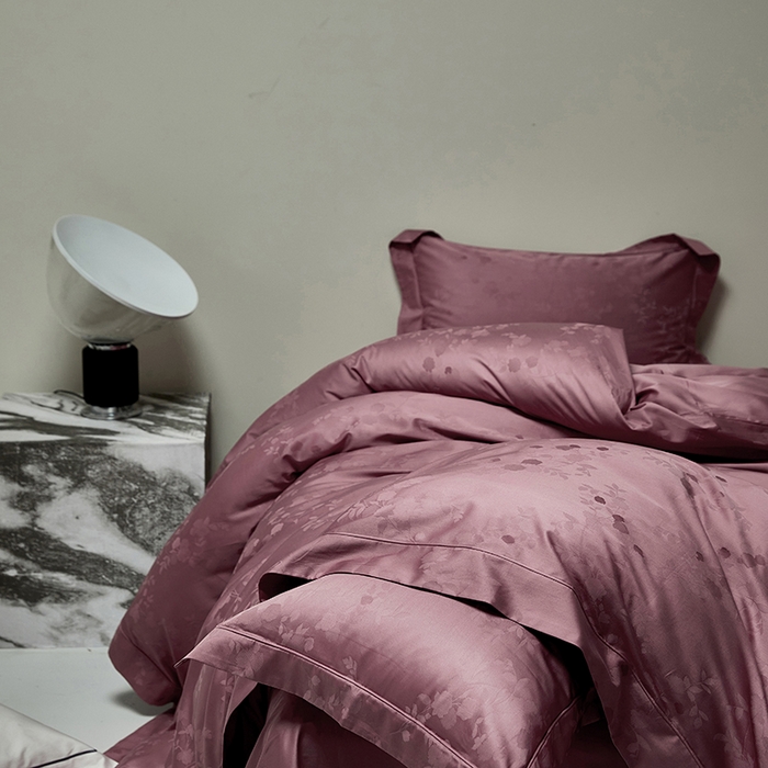 91家纺网 家纺一手货源 找家纺 群鹿蚕丝羽绒馆 2025新款100%全棉高支高密100S花边埋绳四件套-爱丽斯系列 爱丽丝-072轻舞