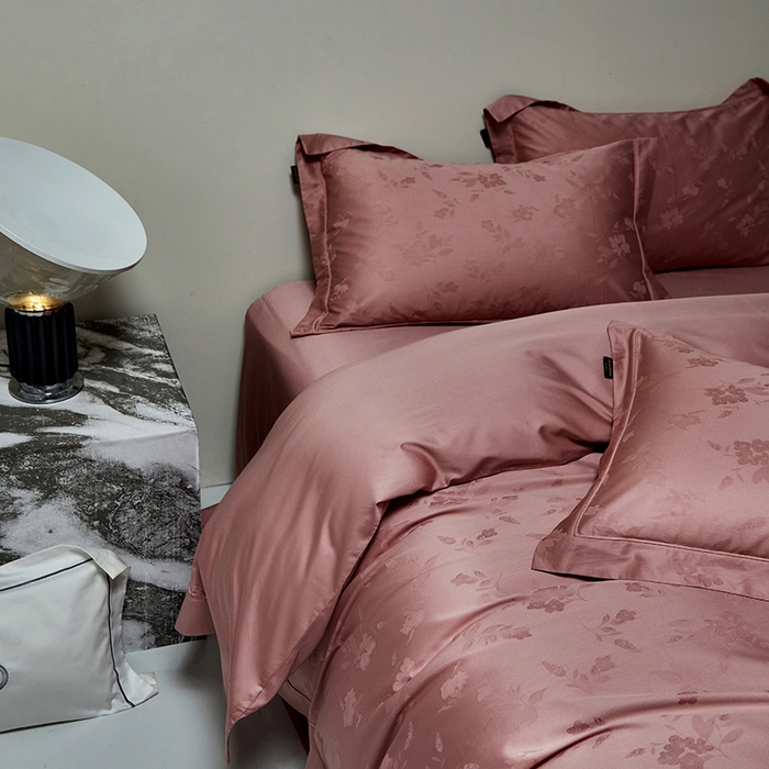 91家纺网 家纺一手货源 找家纺 群鹿蚕丝羽绒馆 2025新款100%全棉高支高密100S花边埋绳四件套-爱丽斯系列 爱丽丝-073烟梦