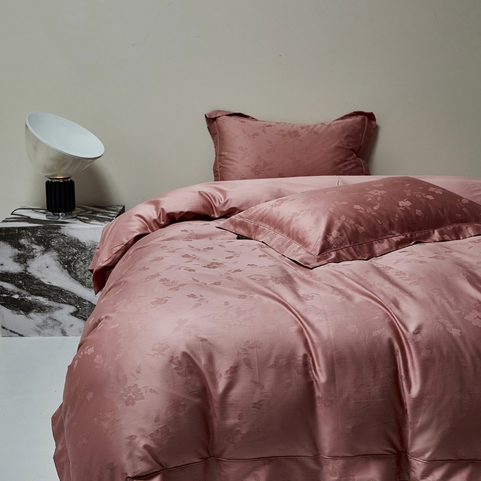 91家纺网 家纺一手货源 找家纺 群鹿蚕丝羽绒馆 2025新款100%全棉高支高密100S花边埋绳四件套-爱丽斯系列 爱丽丝-073烟梦