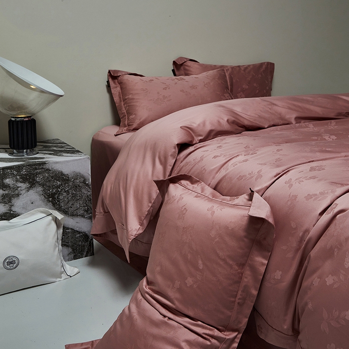 91家纺网 家纺一手货源 找家纺 群鹿蚕丝羽绒馆 2025新款100%全棉高支高密100S花边埋绳四件套-爱丽斯系列 爱丽丝-073烟梦