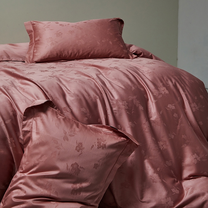 91家纺网 家纺一手货源 找家纺 群鹿蚕丝羽绒馆 2025新款100%全棉高支高密100S花边埋绳四件套-爱丽斯系列 爱丽丝-073烟梦