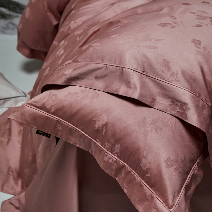 91家纺网 家纺一手货源 找家纺 群鹿蚕丝羽绒馆 2025新款100%全棉高支高密100S花边埋绳四件套-爱丽斯系列 爱丽丝-073烟梦