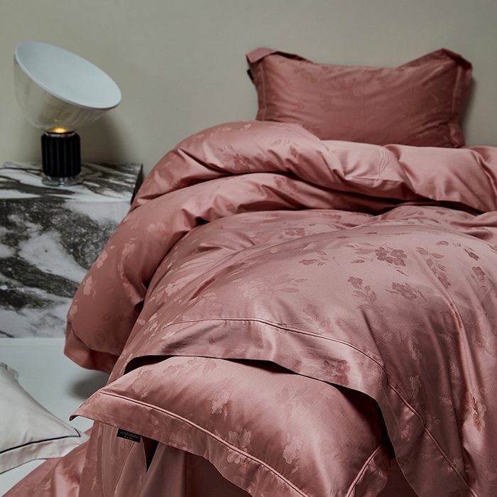 91家纺网 家纺一手货源 找家纺 群鹿蚕丝羽绒馆 2025新款100%全棉高支高密100S花边埋绳四件套-爱丽斯系列 爱丽丝-073烟梦