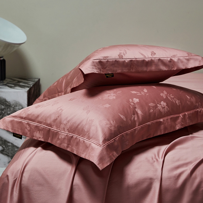 91家纺网 家纺一手货源 找家纺 群鹿蚕丝羽绒馆 2025新款100%全棉高支高密100S花边埋绳四件套-爱丽斯系列 爱丽丝-073烟梦