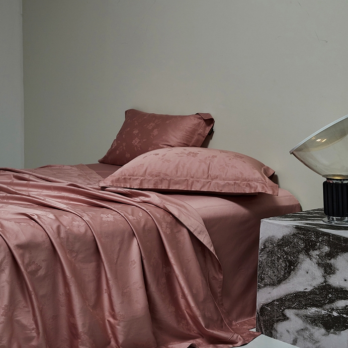 91家纺网 家纺一手货源 找家纺 群鹿蚕丝羽绒馆 2025新款100%全棉高支高密100S花边埋绳四件套-爱丽斯系列 爱丽丝-073烟梦