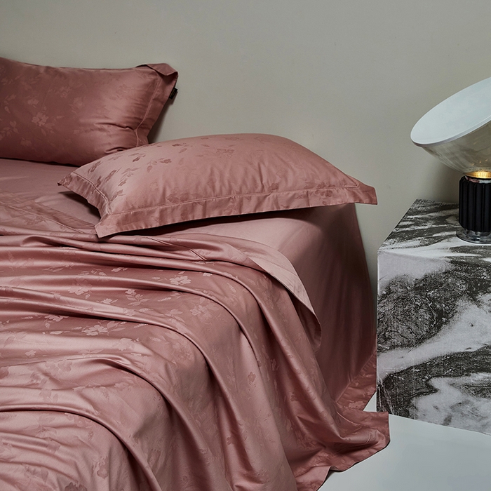 91家纺网 家纺一手货源 找家纺 群鹿蚕丝羽绒馆 2025新款100%全棉高支高密100S花边埋绳四件套-爱丽斯系列 爱丽丝-073烟梦