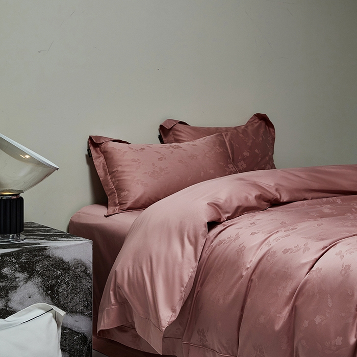 91家纺网 家纺一手货源 找家纺 群鹿蚕丝羽绒馆 2025新款100%全棉高支高密100S花边埋绳四件套-爱丽斯系列 爱丽丝-073烟梦