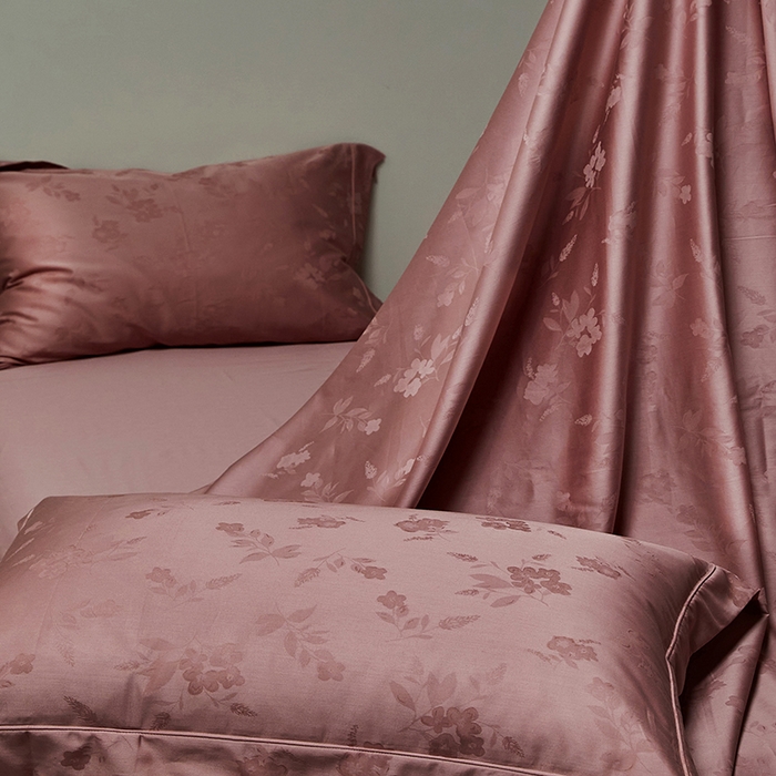 91家纺网 家纺一手货源 找家纺 群鹿蚕丝羽绒馆 2025新款100%全棉高支高密100S花边埋绳四件套-爱丽斯系列 爱丽丝-073烟梦