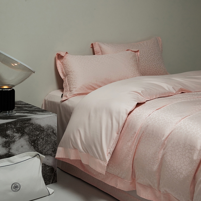 91家纺网 家纺一手货源 找家纺 群鹿蚕丝羽绒馆 2025新款100%全棉高支高密100S花边埋绳四件套-爱丽斯系列 爱丽丝-狂野016