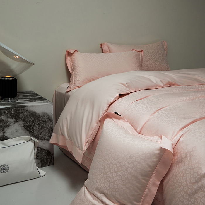 91家纺网 家纺一手货源 找家纺 群鹿蚕丝羽绒馆 2025新款100%全棉高支高密100S花边埋绳四件套-爱丽斯系列 爱丽丝-狂野016