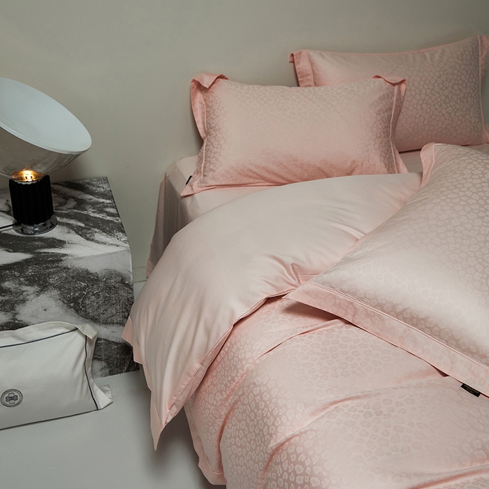 91家纺网 家纺一手货源 找家纺 群鹿蚕丝羽绒馆 2025新款100%全棉高支高密100S花边埋绳四件套-爱丽斯系列 爱丽丝-狂野016