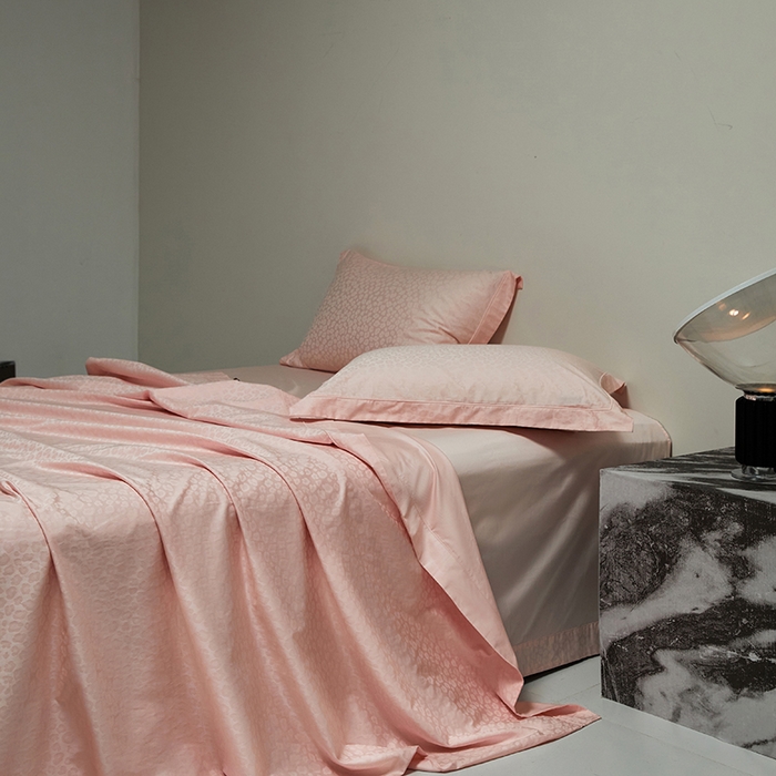 91家纺网 家纺一手货源 找家纺 群鹿蚕丝羽绒馆 2025新款100%全棉高支高密100S花边埋绳四件套-爱丽斯系列 爱丽丝-狂野016