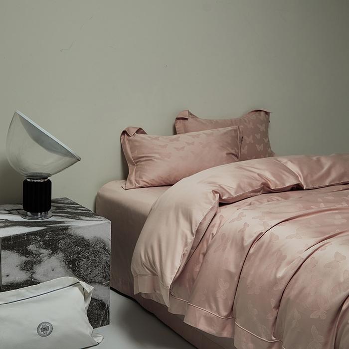 91家纺网 家纺一手货源 找家纺 群鹿蚕丝羽绒馆 2025新款100%全棉高支高密100S花边埋绳四件套-爱丽斯系列 爱丽丝-梦之境019