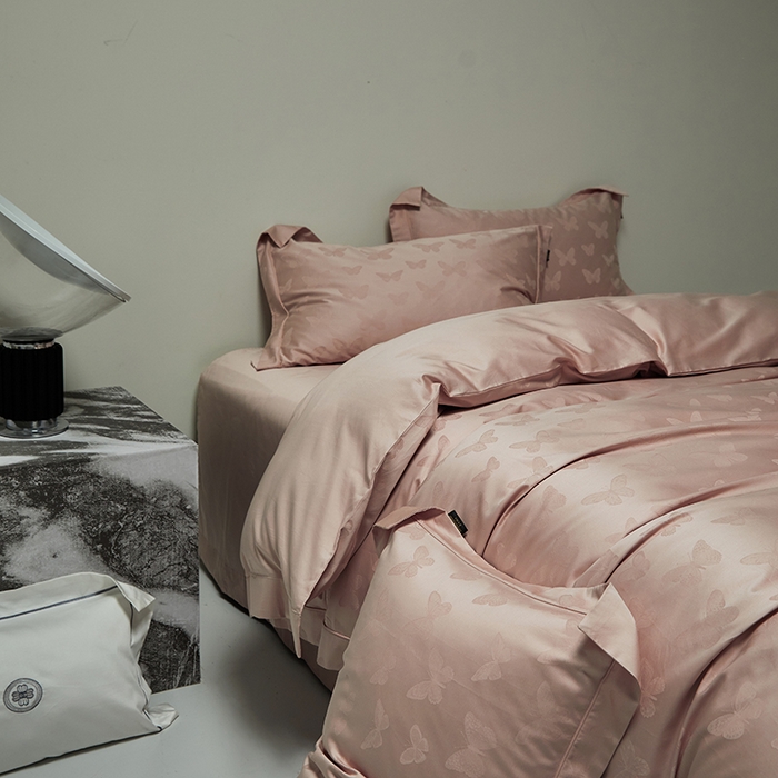 91家纺网 家纺一手货源 找家纺 群鹿蚕丝羽绒馆 2025新款100%全棉高支高密100S花边埋绳四件套-爱丽斯系列 爱丽丝-梦之境019