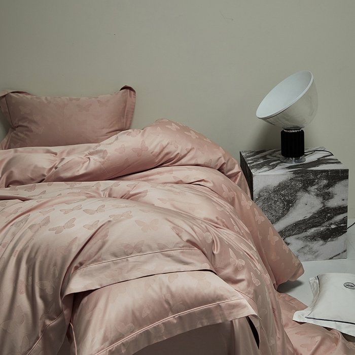 91家纺网 家纺一手货源 找家纺 群鹿蚕丝羽绒馆 2025新款100%全棉高支高密100S花边埋绳四件套-爱丽斯系列 爱丽丝-梦之境019