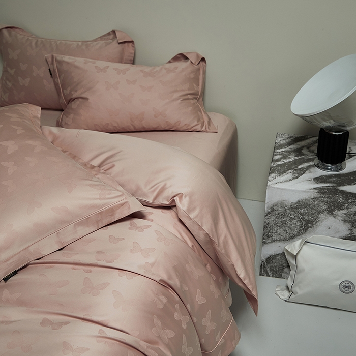 91家纺网 家纺一手货源 找家纺 群鹿蚕丝羽绒馆 2025新款100%全棉高支高密100S花边埋绳四件套-爱丽斯系列 爱丽丝-梦之境019