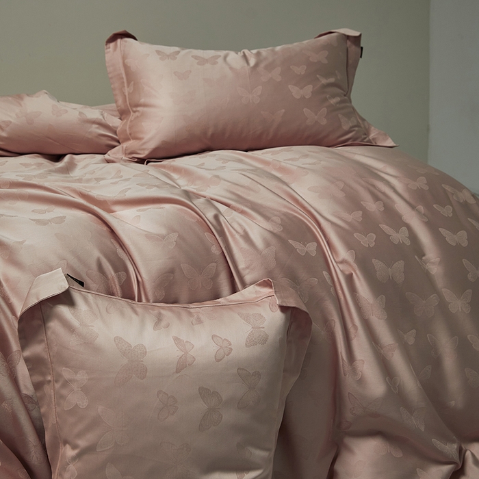 91家纺网 家纺一手货源 找家纺 群鹿蚕丝羽绒馆 2025新款100%全棉高支高密100S花边埋绳四件套-爱丽斯系列 爱丽丝-梦之境019