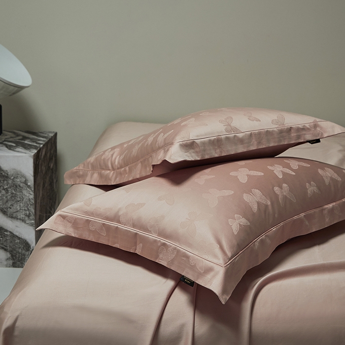 91家纺网 家纺一手货源 找家纺 群鹿蚕丝羽绒馆 2025新款100%全棉高支高密100S花边埋绳四件套-爱丽斯系列 爱丽丝-梦之境019