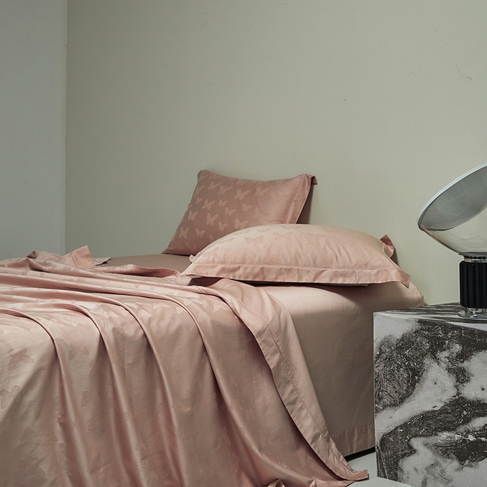 91家纺网 家纺一手货源 找家纺 群鹿蚕丝羽绒馆 2025新款100%全棉高支高密100S花边埋绳四件套-爱丽斯系列 爱丽丝-梦之境019