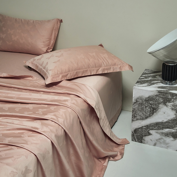 91家纺网 家纺一手货源 找家纺 群鹿蚕丝羽绒馆 2025新款100%全棉高支高密100S花边埋绳四件套-爱丽斯系列 爱丽丝-梦之境019