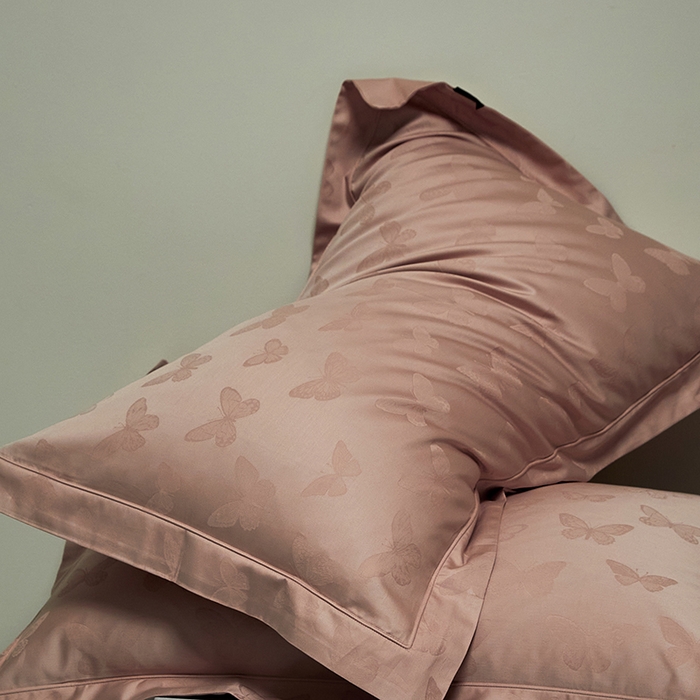 91家纺网 家纺一手货源 找家纺 群鹿蚕丝羽绒馆 2025新款100%全棉高支高密100S花边埋绳四件套-爱丽斯系列 爱丽丝-梦之境019