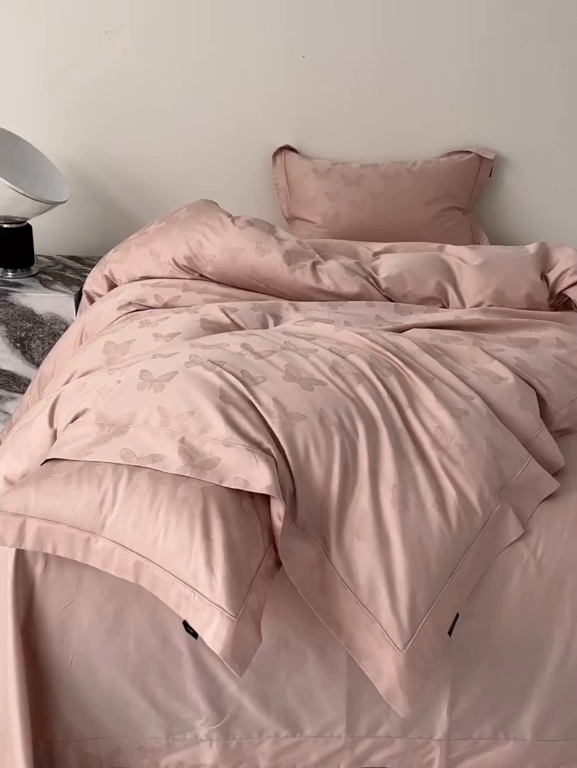 91家纺网 家纺一手货源 找家纺 群鹿蚕丝羽绒馆 2025新款100%全棉高支高密100S花边埋绳四件套-爱丽斯系列 爱丽丝-梦之境019