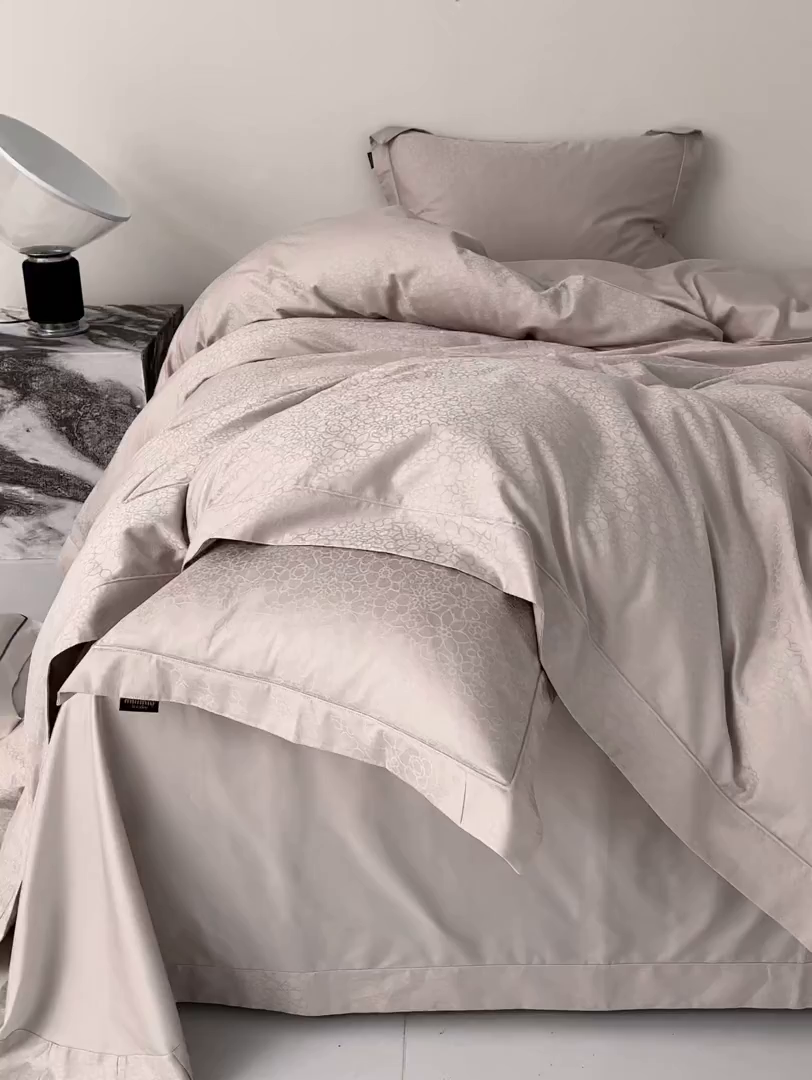 91家纺网 家纺一手货源 找家纺 群鹿蚕丝羽绒馆 2025新款100%全棉高支高密100S花边埋绳四件套-爱丽斯系列 爱丽丝-清薇055