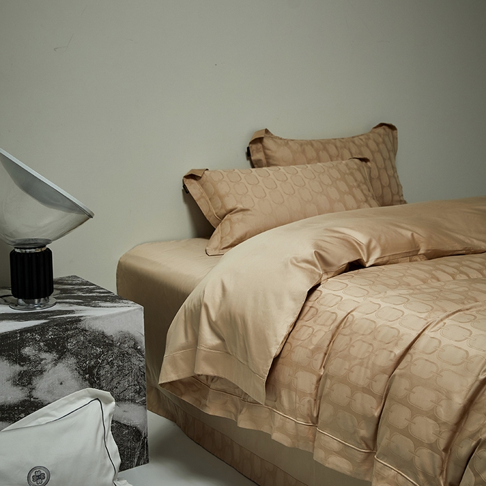 91家纺网 家纺一手货源 找家纺 群鹿蚕丝羽绒馆 2025新款100%全棉高支高密100S花边埋绳四件套-爱丽斯系列 爱丽丝-伊索037