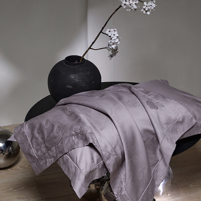 91家纺网 家纺一手货源 找家纺 群鹿蚕丝羽绒馆 2025新款100%全棉高支高密100S花边埋绳四件套-爱丽斯系列 爱丽丝-晚樱024