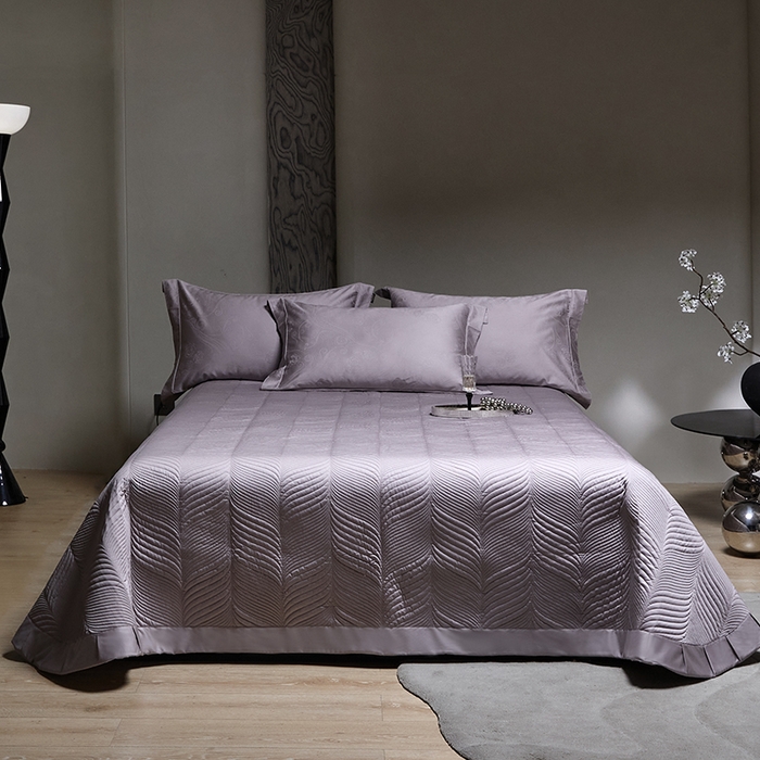 91家纺网 家纺一手货源 找家纺 群鹿蚕丝羽绒馆 2025新款100%全棉高支高密100S花边埋绳四件套-爱丽斯系列 爱丽丝-晚樱024