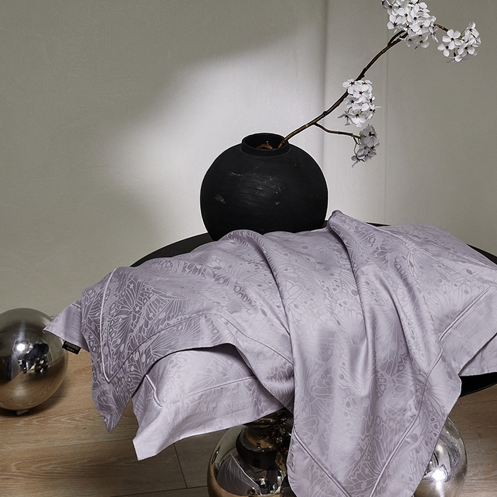 91家纺网 家纺一手货源 找家纺 群鹿蚕丝羽绒馆 2025新款100%全棉高支高密100S花边埋绳四件套-爱丽斯系列 爱丽丝-雨洛065