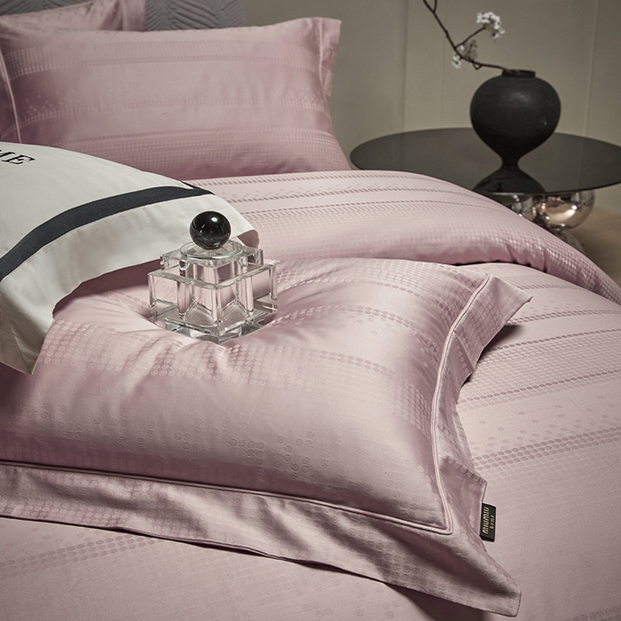 91家纺网 家纺一手货源 找家纺 群鹿蚕丝羽绒馆 2025新款100%全棉高支高密100S花边埋绳四件套-爱丽斯系列 爱丽丝-知梦022