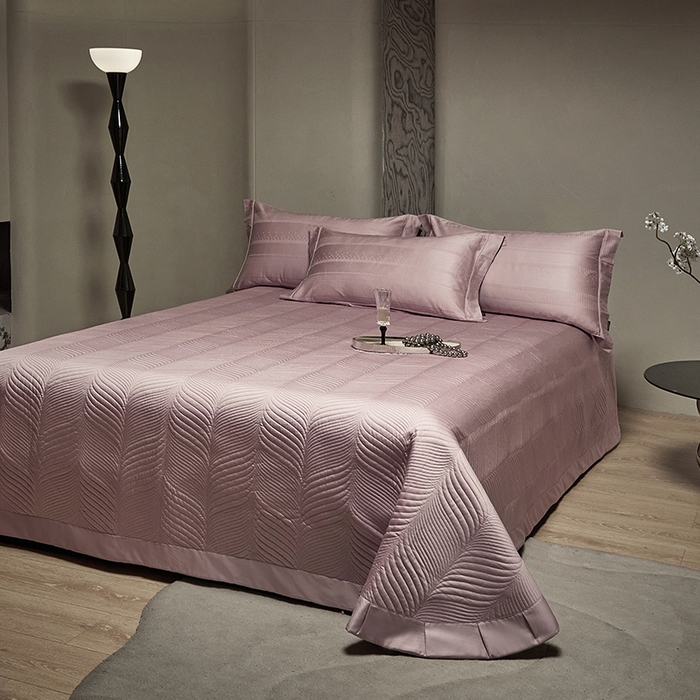 91家纺网 家纺一手货源 找家纺 群鹿蚕丝羽绒馆 2025新款100%全棉高支高密100S花边埋绳四件套-爱丽斯系列 爱丽丝-知梦022