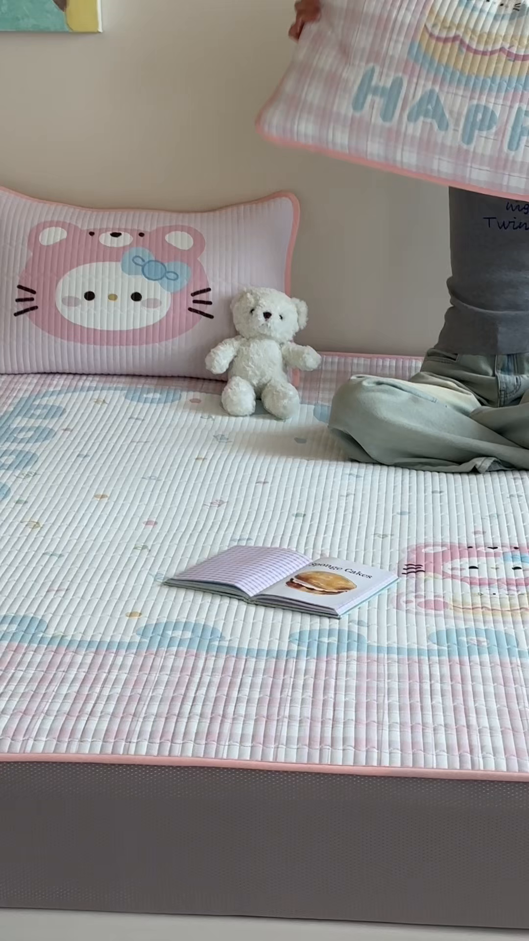 91家纺网 家纺一手货源 找家纺 RYB红黄兰 2025新款ins设计师原创大版小清新软凉席席子 蛋糕小奶猫