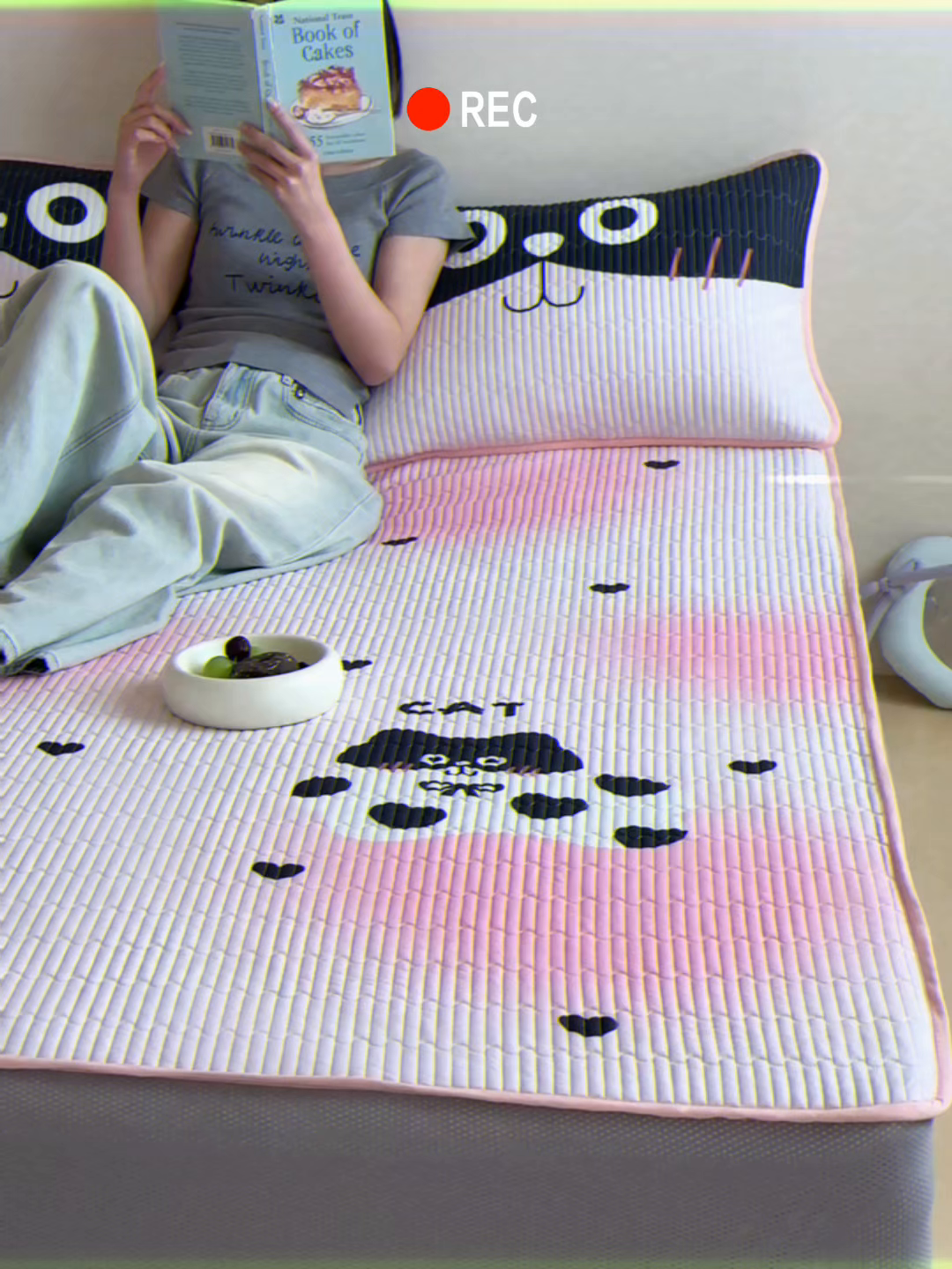 91家纺网 家纺一手货源 找家纺 RYB红黄兰 2025新款ins设计师原创大版小清新软凉席席子 爱心猫咪