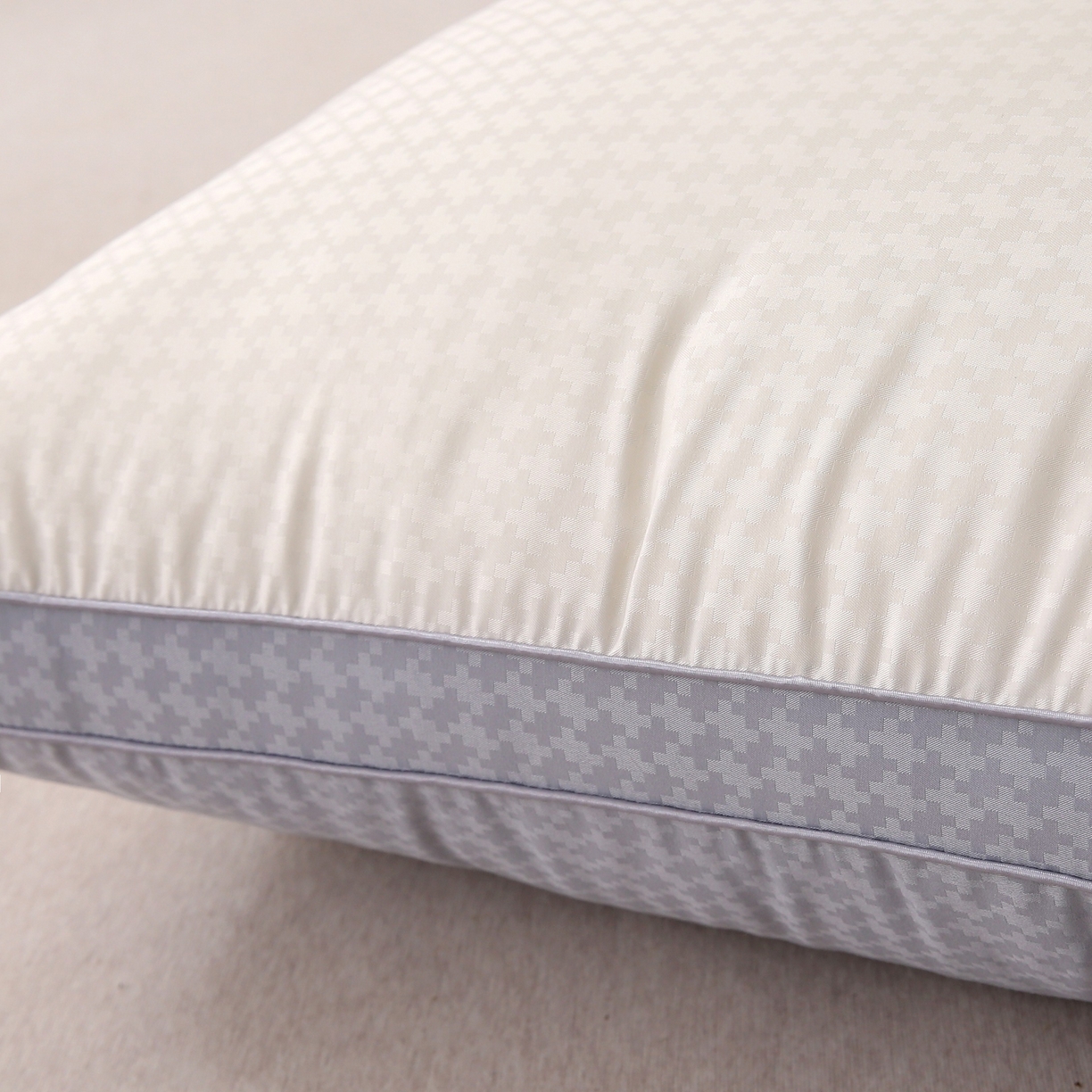 91家纺网 家纺一手货源 找家纺 雅晨枕芯 2025新款亲肤云柔枕云朵羽丝绒枕云感立体舒适枕芯枕头 立体云感舒适灰-高枕 48*74cm/只