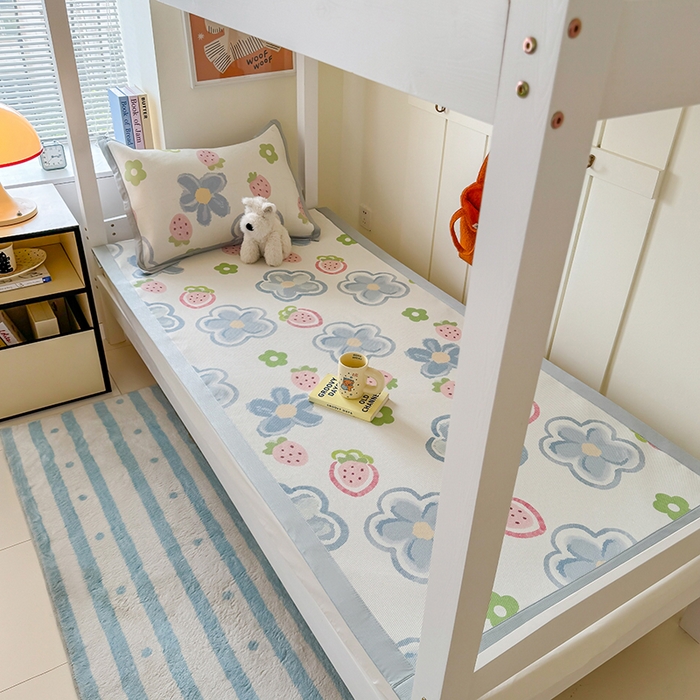 91家纺网 家纺一手货源 找家纺 安哆啦家纺 2025新款A类小清新卡通学生季宿舍床儿童用冰藤凉席席子两件套 冰藤席-草莓蓝花