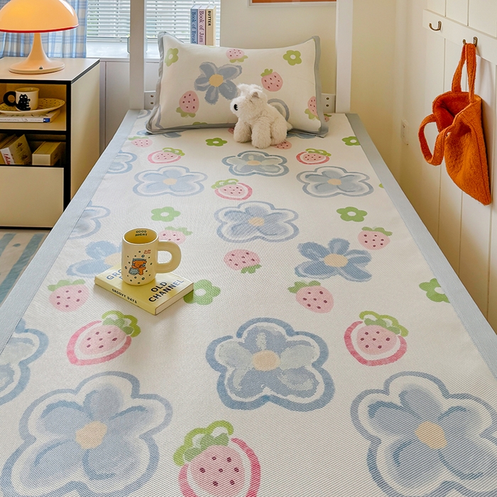 91家纺网 家纺一手货源 找家纺 安哆啦家纺 2025新款A类小清新卡通学生季宿舍床儿童用冰藤凉席席子两件套 冰藤席-草莓蓝花