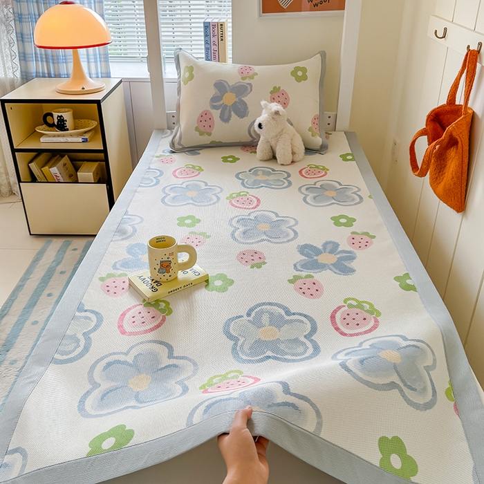 91家纺网 家纺一手货源 找家纺 安哆啦家纺 2025新款A类小清新卡通学生季宿舍床儿童用冰藤凉席席子两件套 冰藤席-草莓蓝花