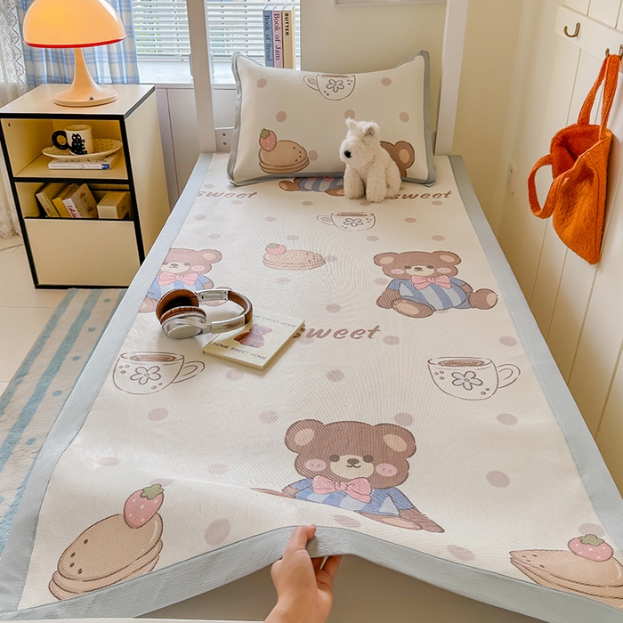 91家纺网 家纺一手货源 找家纺 安哆啦家纺 2025新款A类小清新卡通学生季宿舍床儿童用冰藤凉席席子两件套 冰藤席-蛋糕小熊