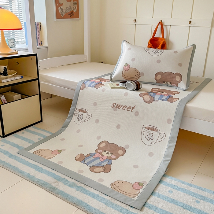 91家纺网 家纺一手货源 找家纺 安哆啦家纺 2025新款A类小清新卡通学生季宿舍床儿童用冰藤凉席席子两件套 冰藤席-蛋糕小熊
