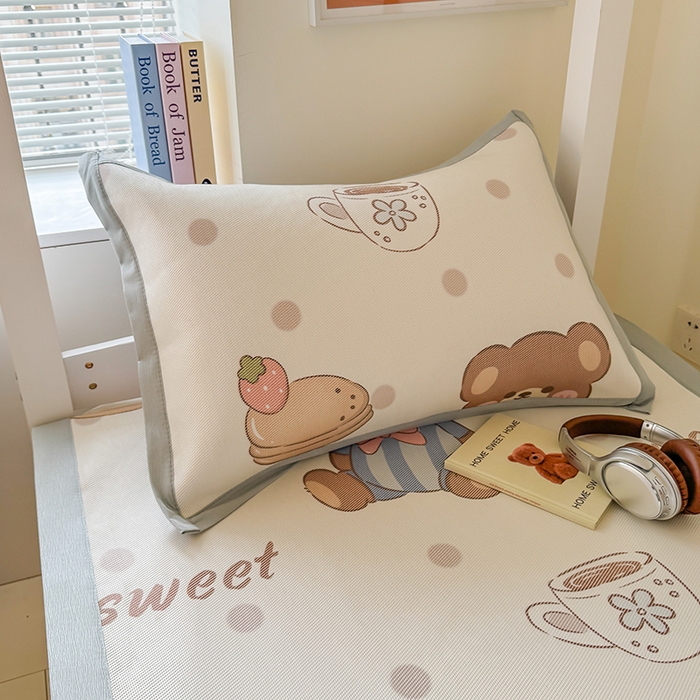 91家纺网 家纺一手货源 找家纺 安哆啦家纺 2025新款A类小清新卡通学生季宿舍床儿童用冰藤凉席席子两件套 冰藤席-蛋糕小熊