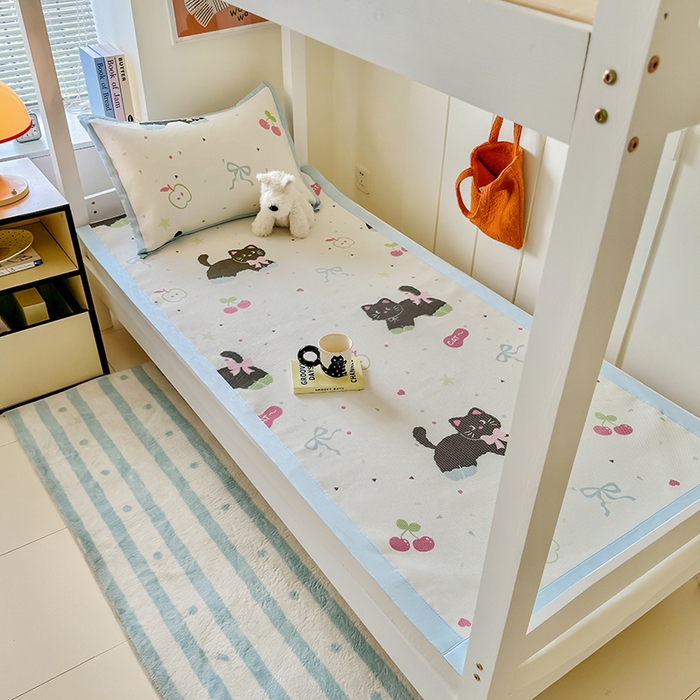 91家纺网 家纺一手货源 找家纺 安哆啦家纺 2025新款A类小清新卡通学生季宿舍床儿童用冰藤凉席席子两件套 冰藤席-黑猫日记