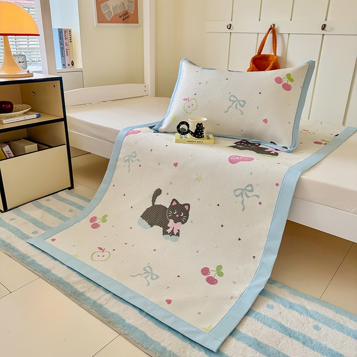 91家纺网 家纺一手货源 找家纺 安哆啦家纺 2025新款A类小清新卡通学生季宿舍床儿童用冰藤凉席席子两件套 冰藤席-黑猫日记