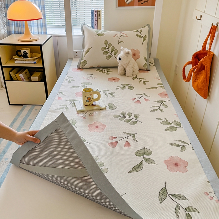 91家纺网 家纺一手货源 找家纺 安哆啦家纺 2025新款A类小清新卡通学生季宿舍床儿童用冰藤凉席席子两件套 冰藤席-花丛间