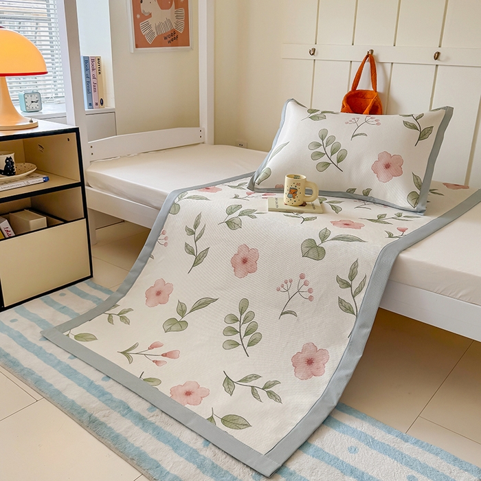 91家纺网 家纺一手货源 找家纺 安哆啦家纺 2025新款A类小清新卡通学生季宿舍床儿童用冰藤凉席席子两件套 冰藤席-花丛间