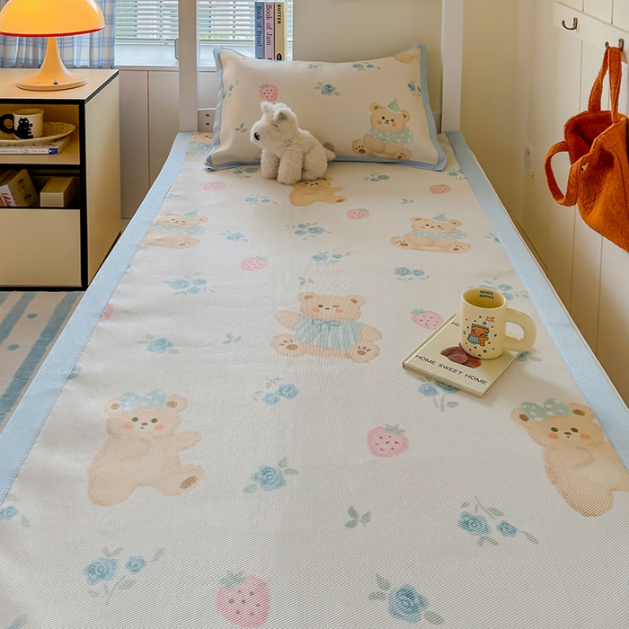 91家纺网 家纺一手货源 找家纺 安哆啦家纺 2025新款A类小清新卡通学生季宿舍床儿童用冰藤凉席席子两件套 冰藤席-蓝花小熊