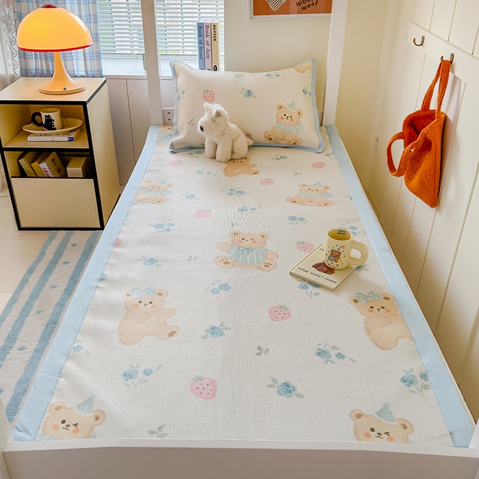 91家纺网 家纺一手货源 找家纺 安哆啦家纺 2025新款A类小清新卡通学生季宿舍床儿童用冰藤凉席席子两件套 冰藤席-蓝花小熊