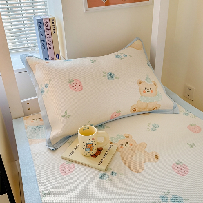 91家纺网 家纺一手货源 找家纺 安哆啦家纺 2025新款A类小清新卡通学生季宿舍床儿童用冰藤凉席席子两件套 冰藤席-蓝花小熊